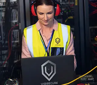 Une femme en maintenance r&eacute;seau